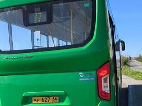 Неожиданная «питьевая» пауза: водитель екатеринбургского автобуса исчез в магазин, оставив пассажиров на обочине