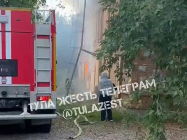 Огонь охватил деревянный барак в Мясново: кадры с места происшествия